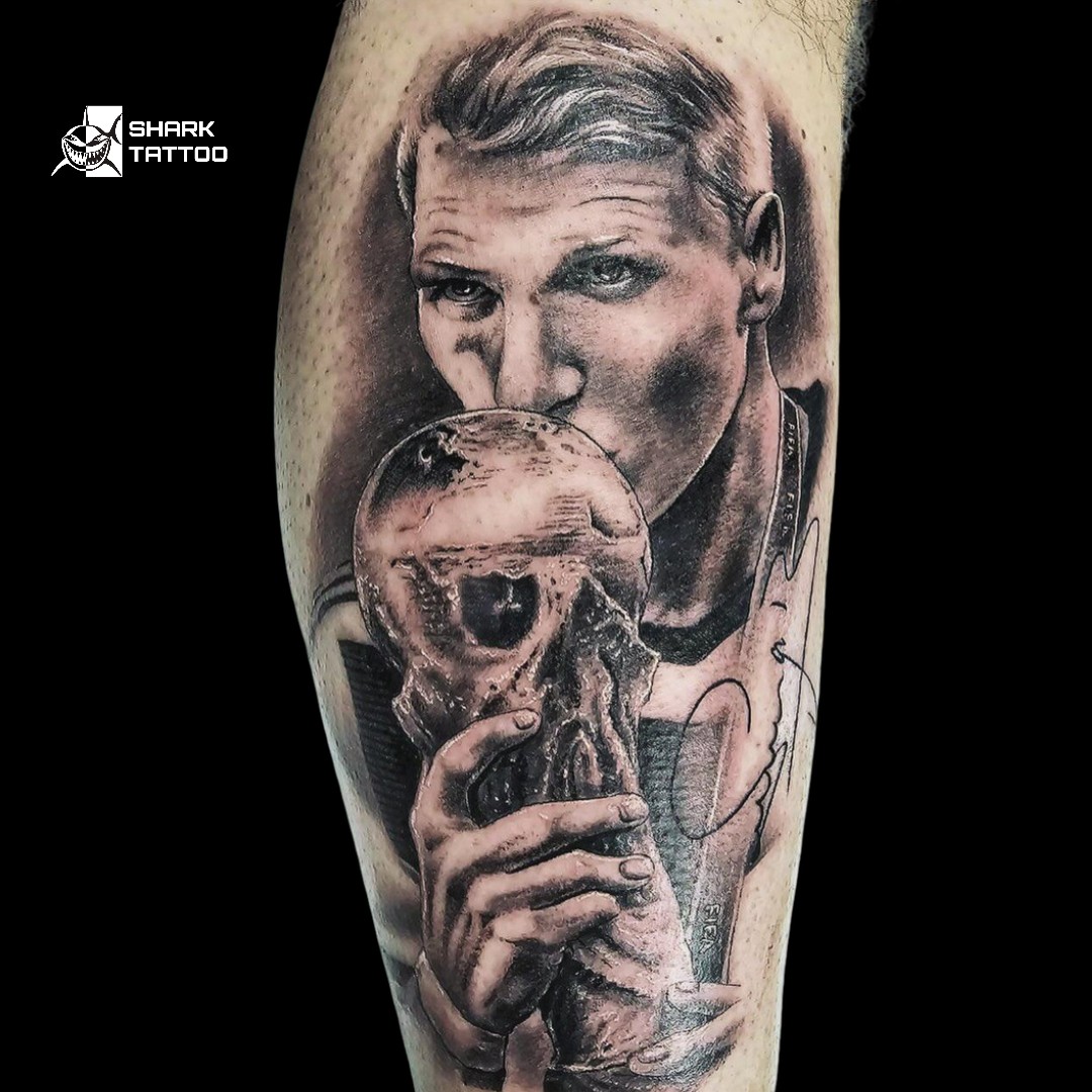 Feiere den Geist des Sieges mit diesem atemberaubenden Freihand-Tattoo, das die Emotion und den Stolz eines wahren Champions einfängt. Ohne Schablone gestaltet, wurde jedes Detail direkt auf die Haut gezeichnet – ein Beweis für das unvergleichliche Können und die Kunstfertigkeit unseres Tattoo-Künstlers. Die lebensechte Schattierung und die Liebe zum Detail lassen diesen ikonischen Moment lebendig werden – perfekt für Fans und Sieger gleichermaßen.

Bereit, deine Leidenschaft und Inspiration zu tragen? Buche deinen Termin unter www.sharktattoo.de oder rufe uns an unter +49 174 4552303. Lass uns ein individuelles Meisterwerk schaffen, das deine Geschichte des Triumphs erzählt! 🖤✨