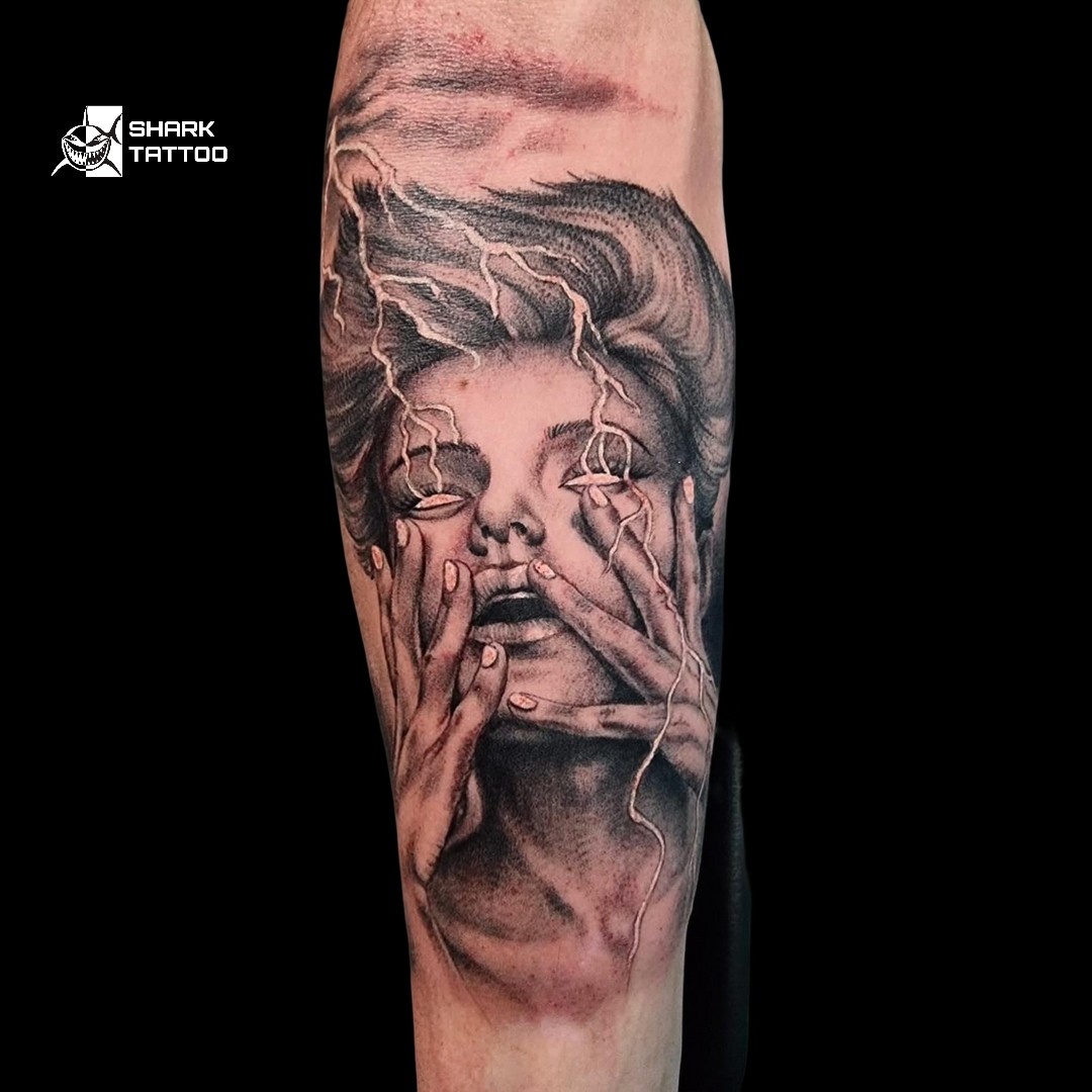 Dieses faszinierende Tattoo fängt eine kraftvolle emotionale Ausdruckskraft ein, verwoben mit der rohen Energie von Blitzen. Die filigranen Details der Hände, des Gesichts und der stürmischen Atmosphäre vermitteln ein Gefühl von Drama und Intensität. Komplett freihand entworfen, ist dieses einzigartige Kunstwerk ein wahrer Beweis für kreative Kunstfertigkeit und Präzision.

Lass deine Emotionen durch Kunst sprechen! Buche dein persönliches Tattoo-Erlebnis jetzt unter www.sharktattoo.de oder rufe uns an unter +49 174 4552303. Lass uns gemeinsam ein beeindruckendes Freihand-Meisterwerk erschaffen!