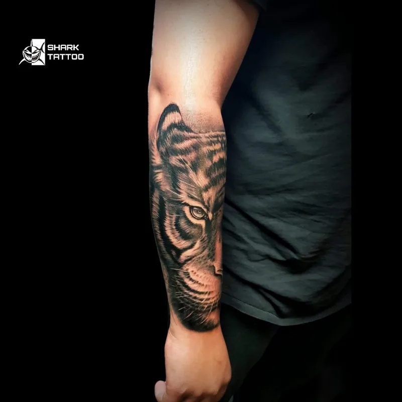 :  🐅 Tiger-Porträt-Tattoo – Furchtlos und Fokussiert 🐅