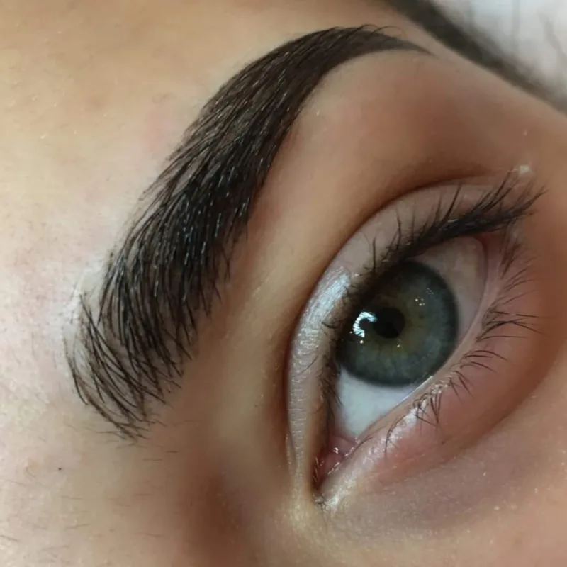 Erziele einen Look, der sowohl natürlich als auch makellos ist, mit perfekt geformten Auge...