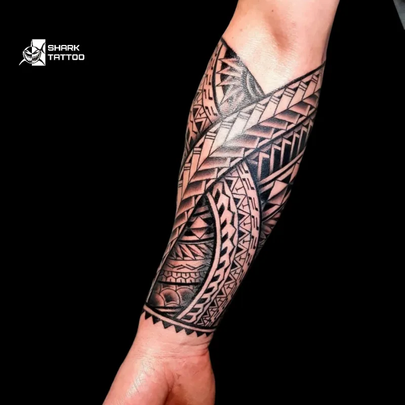 🌺 Polynesisches Unterarm-Tattoo – Kraftvoll und Symbolisch 🌺