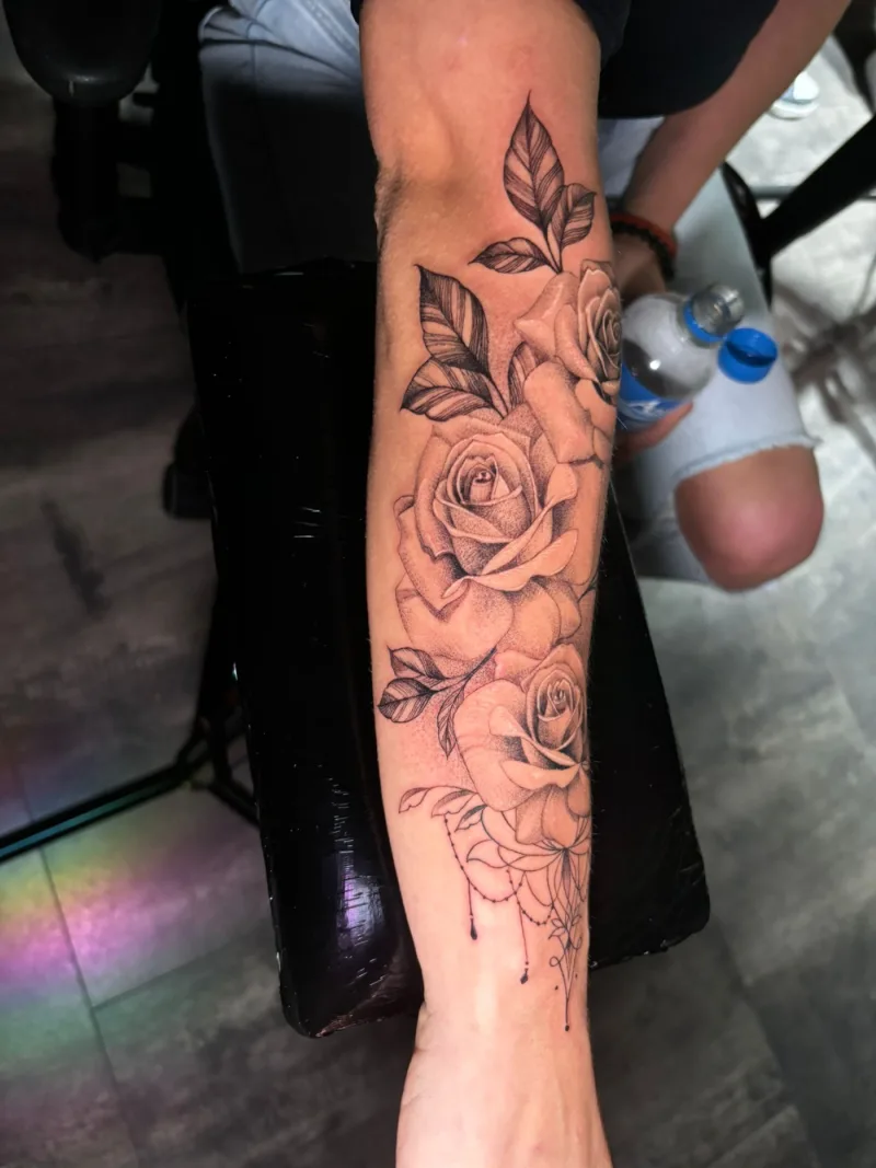 🌹 Eleganz in voller Blüte – Rosen-Tattoo 🌹