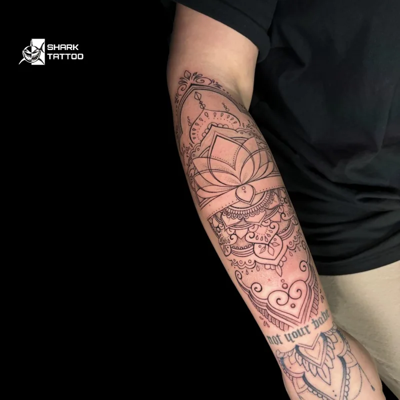 Mandala & Lotus Tattoo – Ein Meisterwerk der Spiritualität und Eleganz