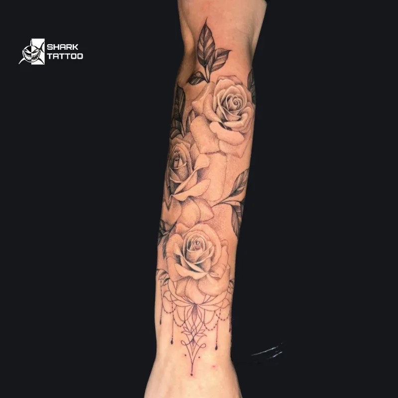 🌹 Eleganz in voller Blüte – Rosen-Tattoo 🌹