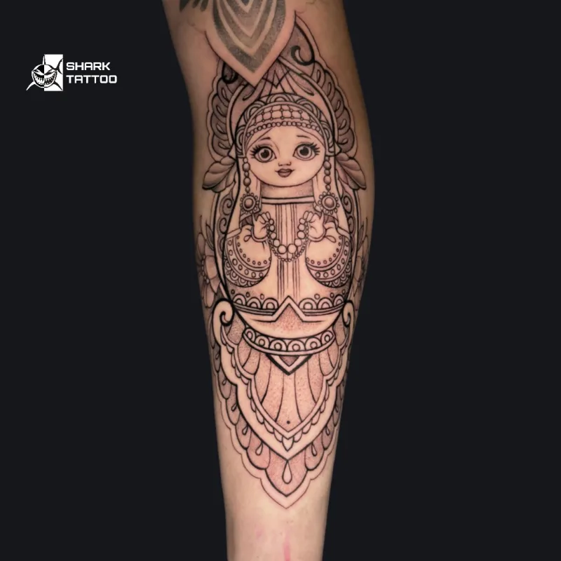 🌟 Detailreich und Verzaubernd – Puppen-inspiriertes Tattoo 🌟