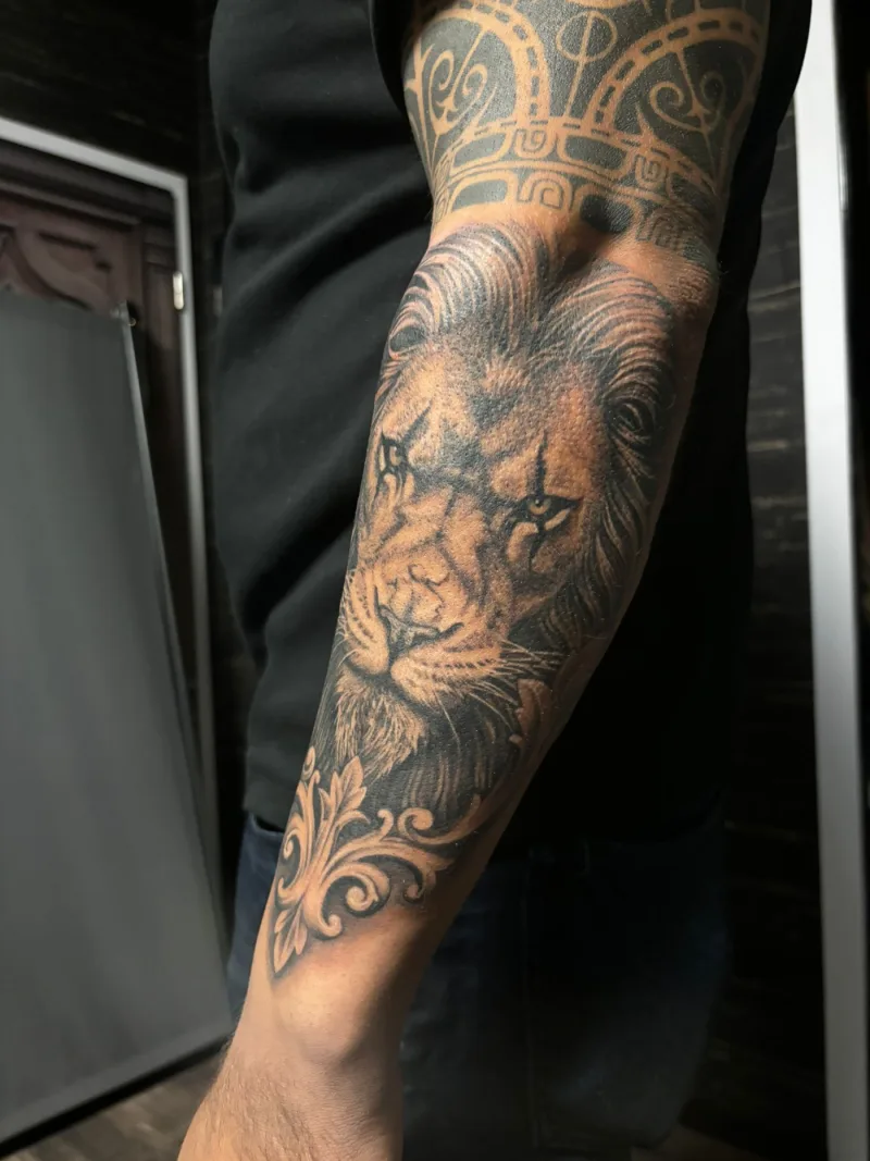 🦁 Kraftvolles und Majestätisches Löwen-Tattoo 🦁