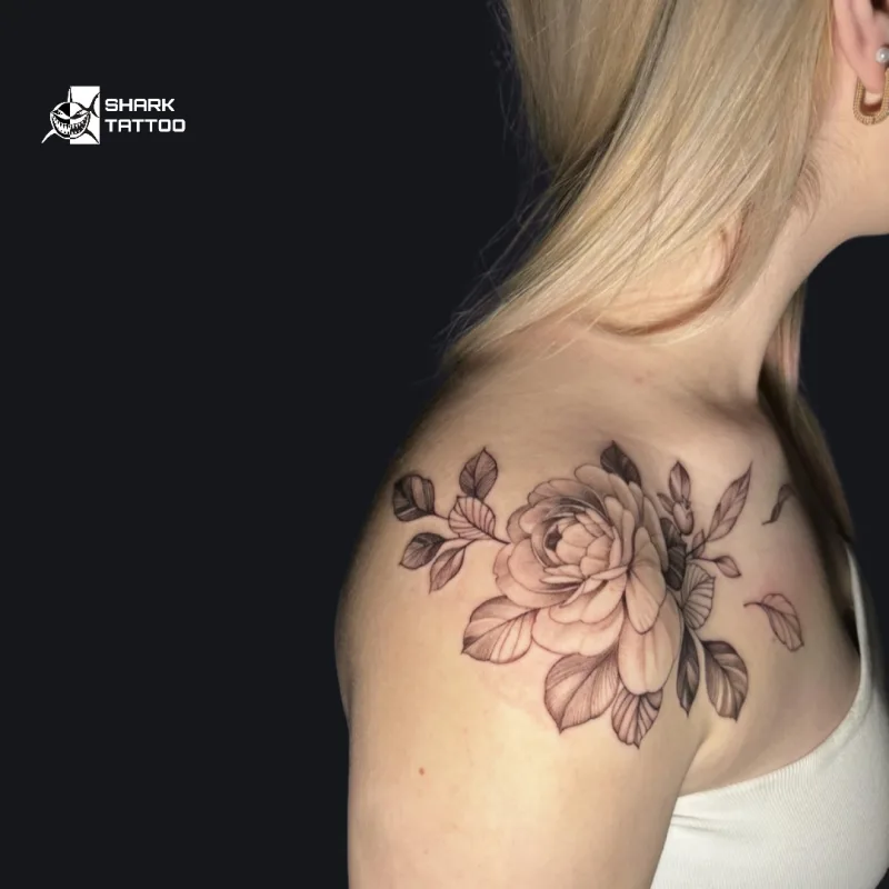 🌹 Zart und dennoch kraftvoll – Florales Schultertattoo 🌹