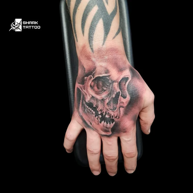 💀 Schädel-Hand-Tattoo – Mutig und Unvergesslich 💀