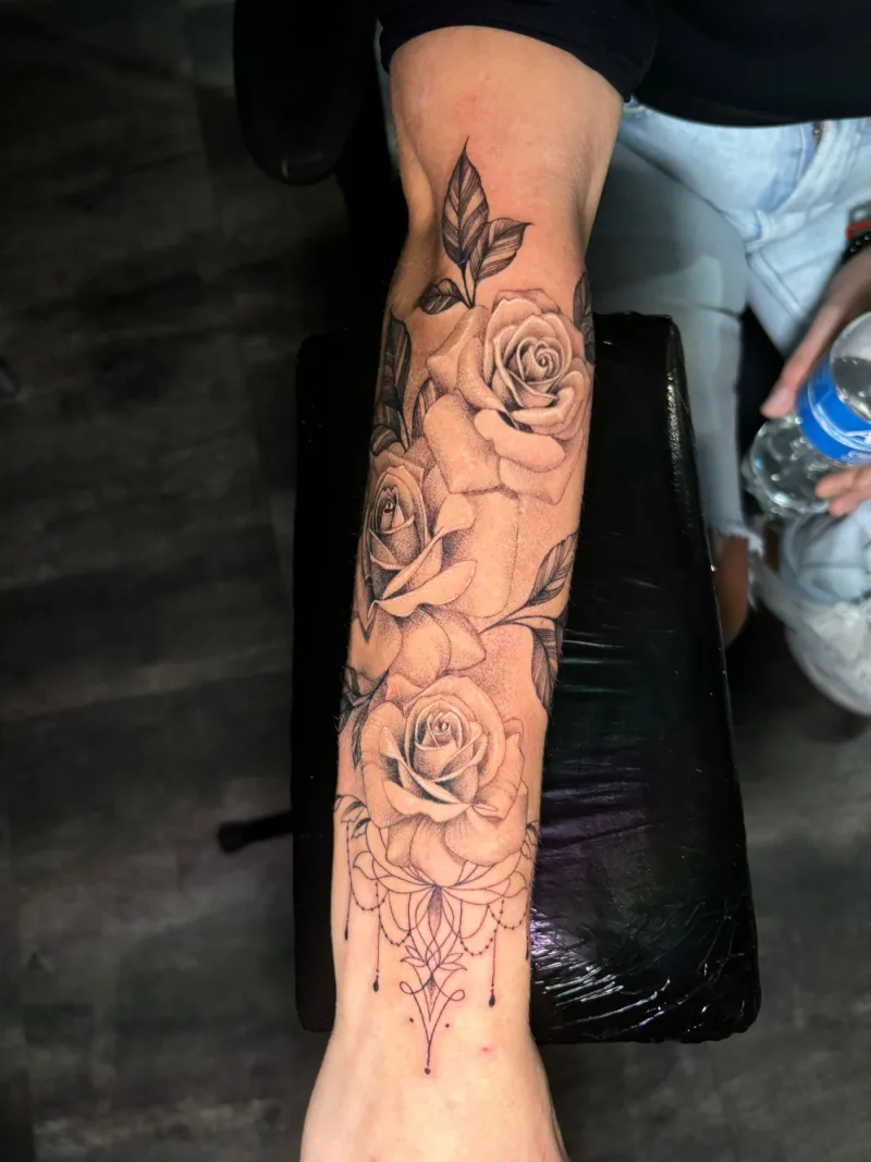 🌹 Eleganz in voller Blüte – Rosen-Tattoo 🌹