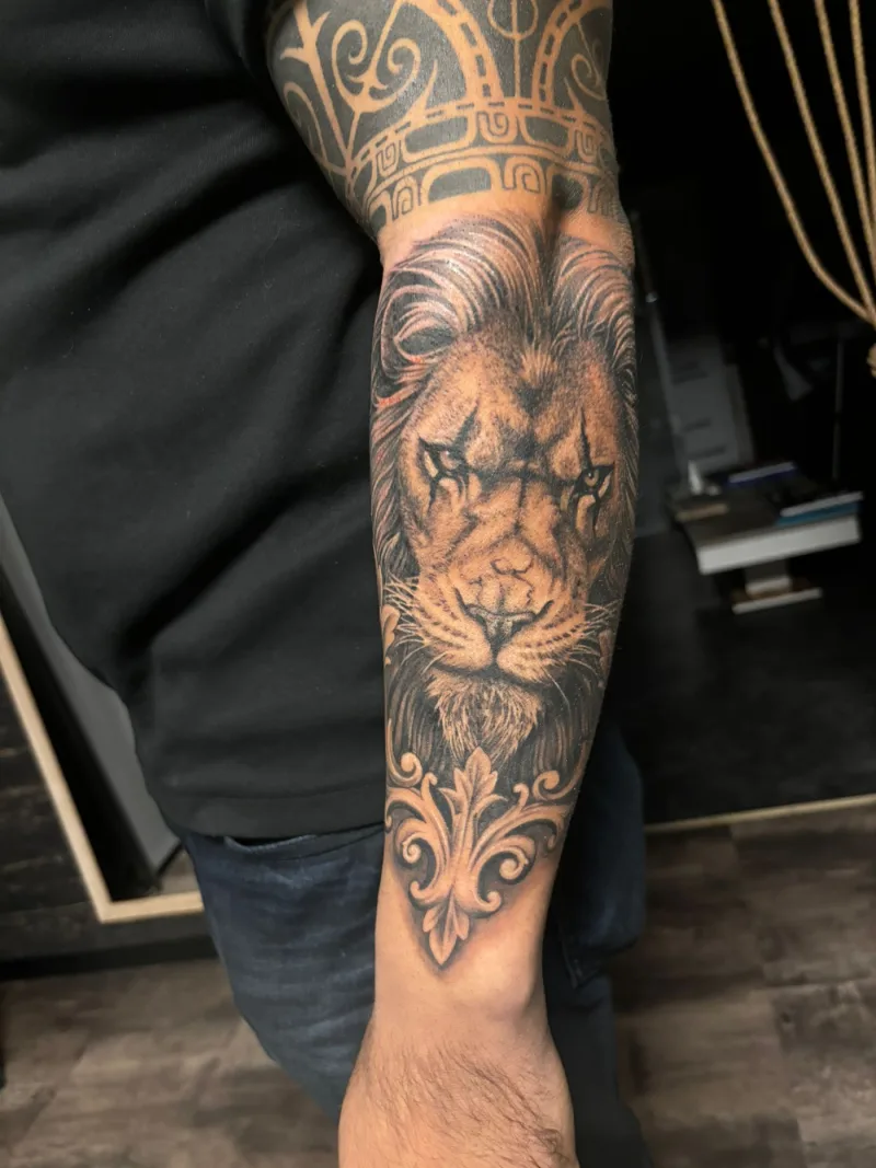🦁 Kraftvolles und Majestätisches Löwen-Tattoo 🦁